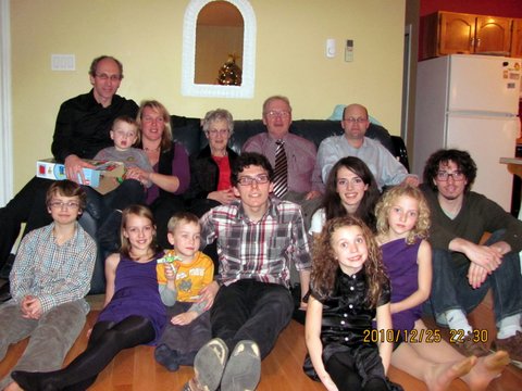 Suzanne & Denis avec François, Louis, Marie-Josée et les 9 petits enfants