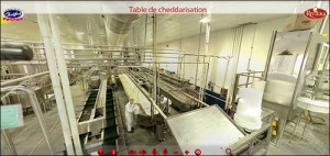 Table de cheddarisation dans l’usine de la Laiterie Chalifoux.