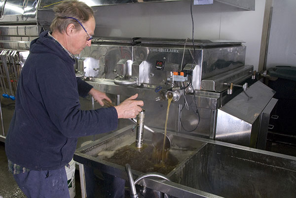 Photo5-Pierre-Cormier-preparant-le-sirop-de-son-erabliere